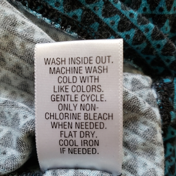 Croft & Barrow Medium Black and Green Pattern Top - Picture 9 of 9